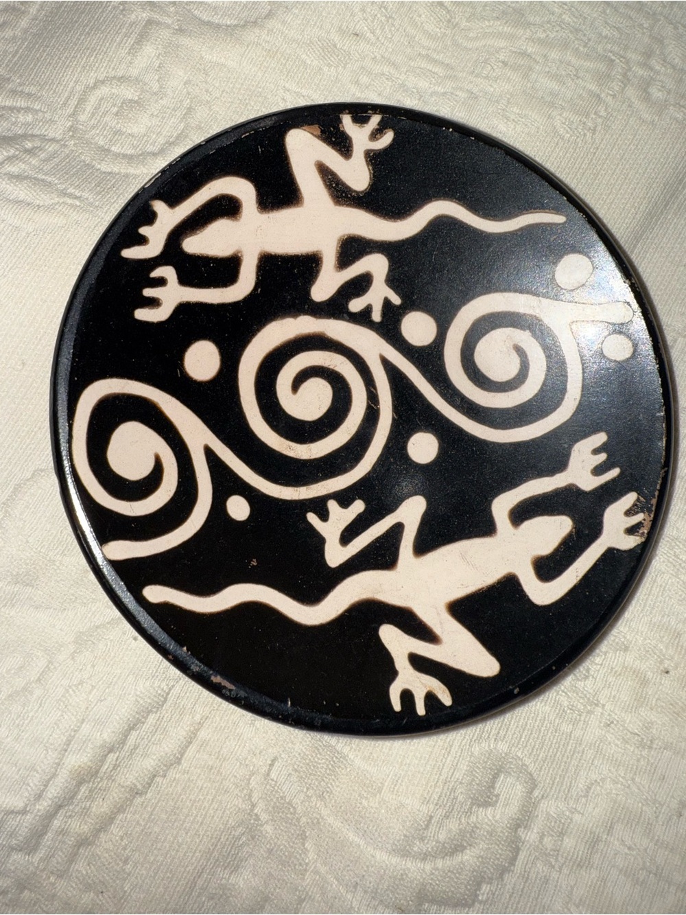 Black Round Decorative Trinket Dish with Cream Lizard Motif 5 ‘inch round.